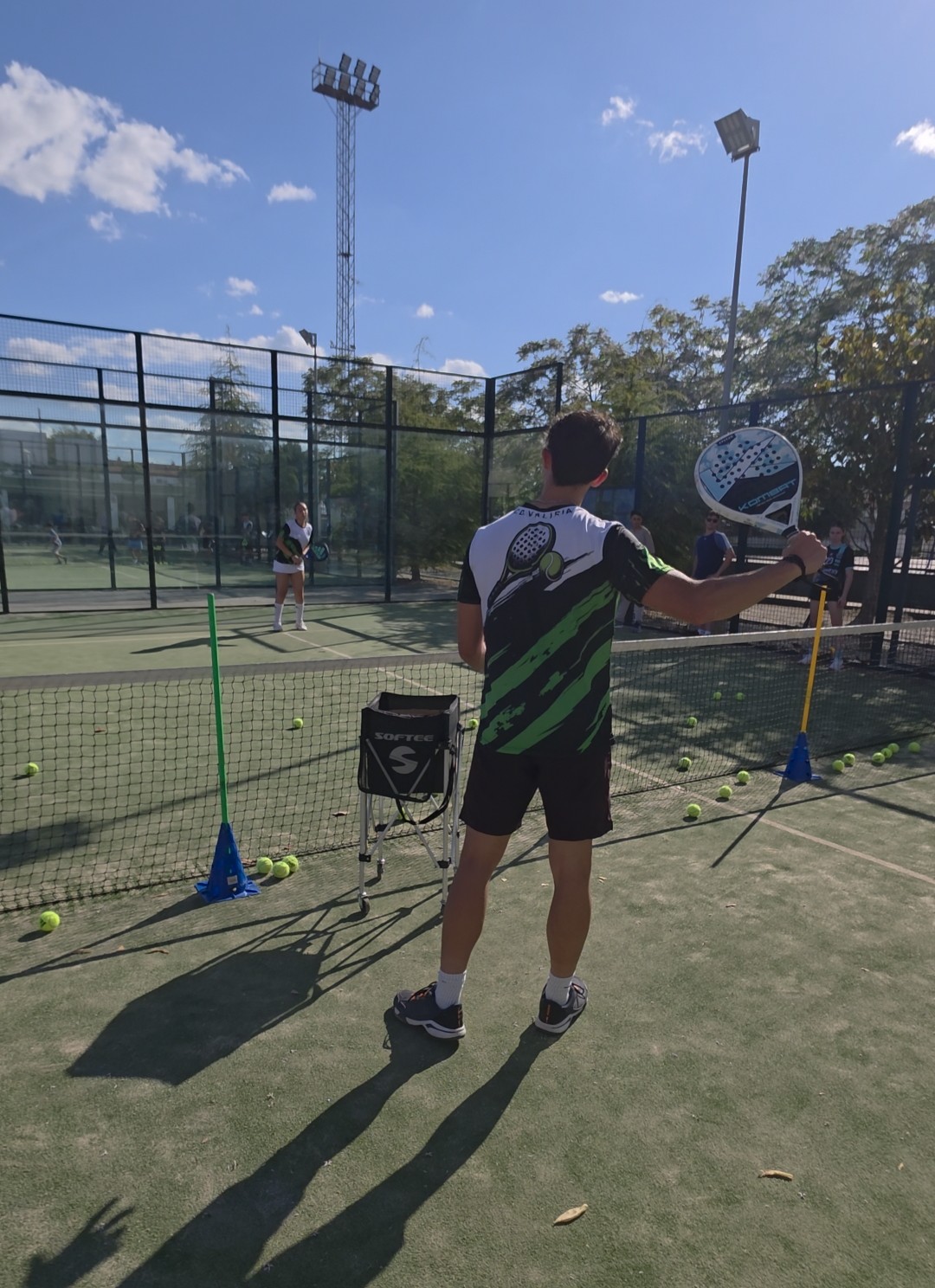 Jugador de pádel en la red durante un entrenamiento en la pista - CD Valiria