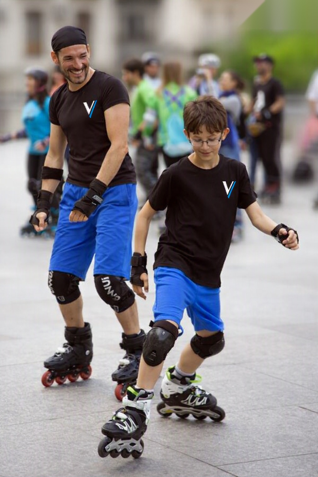 Padre e hijo patinando en familia - CD Valiria